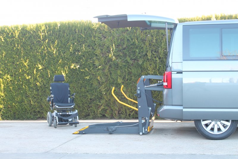 Coche accesible con rampa elevadora para silla de ruedas para personas con  discapacidad.